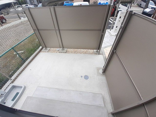 ローズガーデンＢのバルコニー|外からの目が気にならないバルコニーで洗濯物が干せます