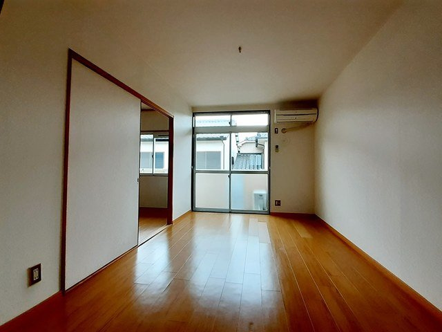 グリーンアイランドＢの居間・リビング|明るい色調の室内です