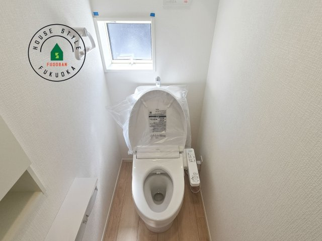 大野城市山田2丁目第5-1棟（1号棟）の内観：施工例|トイレ・ウォシュレット付。快適で衛生的な洗浄機能付温水シャワートイレです。収納や手すりもついてます。