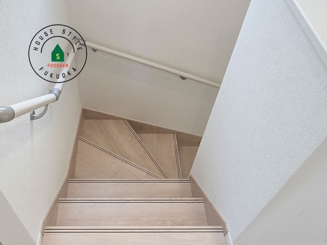 大野城市山田2丁目第5-1棟（1号棟）の内観：施工例|＜手すり付階段＞手すりがないと階段の昇り降りで危険なことはもちろん、壁に手をつきながら歩くことで壁紙が汚れやすくなります。すべての方に快適に昇り降りしていただくため、手すりを設置しました。