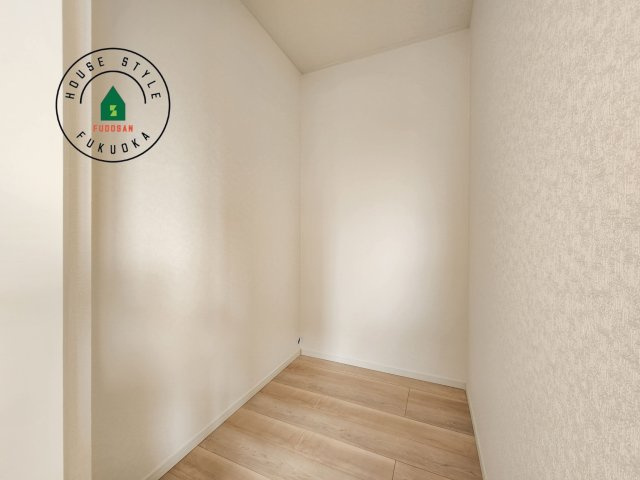 大野城市山田2丁目第5-1棟（1号棟）の内観：施工例|【WIC（ウォークインクローゼット）】 たくさんの洋服をかけてもシワになりにくいウォークインクローゼット。洋服以外にも、普段使わない家電やスーツケース、ストック品など何でも片付く嬉しい空間です。