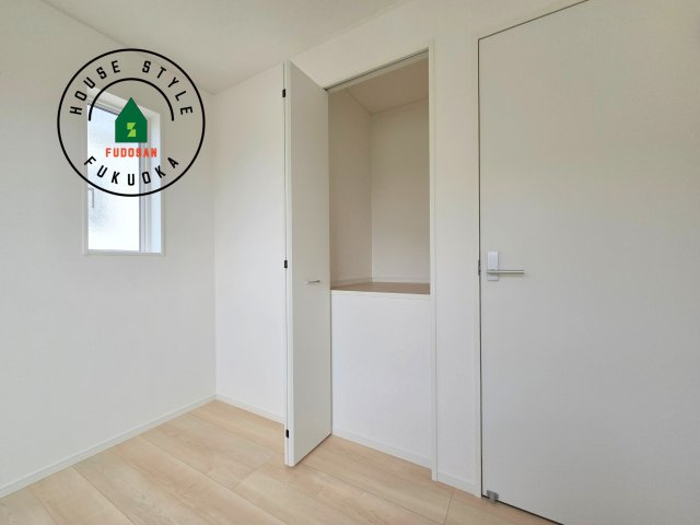 大野城市山田2丁目第5-1棟（1号棟）の内観：施工例|壁面クローゼットのメリットは、衣類が横一列に並ぶためひと目で洋服が選びやすいこと。衣類をたくさんお持ちの方も、限られたスペース内に無理なく収納することができます。