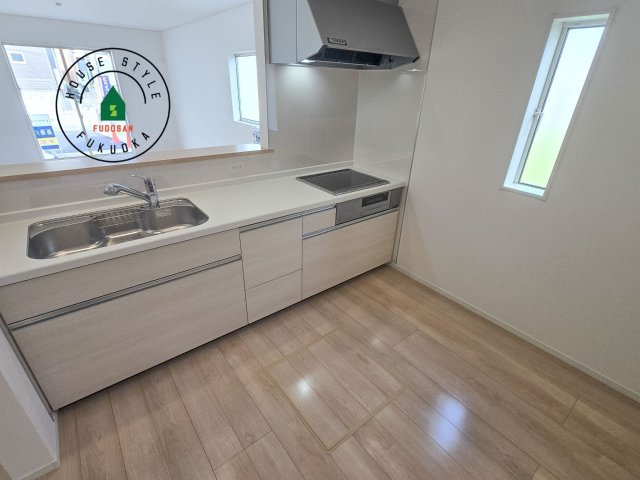 大野城市山田2丁目第5-1棟（1号棟）の内観：施工例|カウンターキッチンなら、リビングで遊ぶ子供の様子を見ながら料理ができるので安心です。料理を運んでもらったり、子供にお手伝いしてもらいやすいのもいいですね。