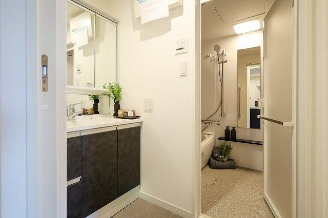 【独立洗面台】 | アンピール百年橋 | 朝の身支度に便利なゆとりある三面鏡付の洗面台です。鏡裏、洗面台下部など納スペースがたっぷり