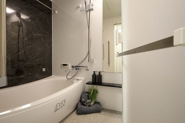 【浴室】 | アンピール百年橋 | 浴室乾燥機付なので雨の日のお洗濯に活躍するのはもちろん、浴室をカラリと乾燥させられるのでカビ対策にも