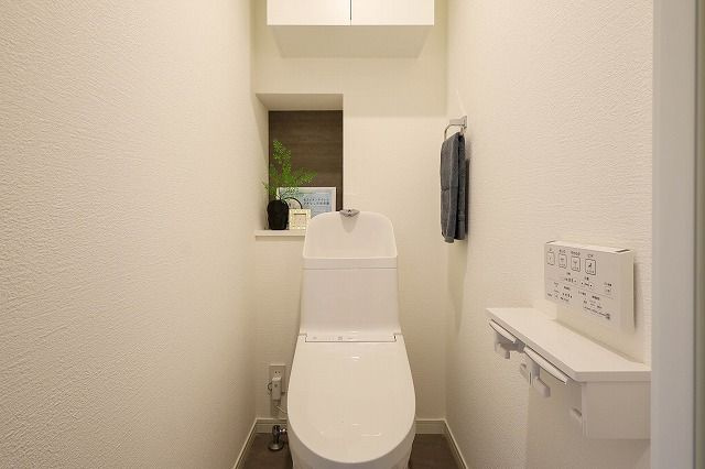 【トイレ】 | アンピール百年橋 | 冬は便座も温水も温かく快適なシャワー付トイレ。背面には収納を設置◎