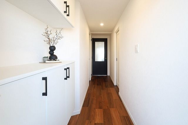 【玄関】 | アンピール百年橋 | 玄関には収能力の高いシューズボックスがセットされています