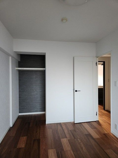 【洋室】 | アンピール百年橋 | 各部屋にはクローゼットを完備しています！収納が多いお家はすっきりして快適空間です