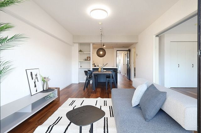 【居間・リビング】 | アンピール百年橋 | 14帖の広々リビングは開放感あるオープンなカウンターキッチンを置いて空間に広がりができました