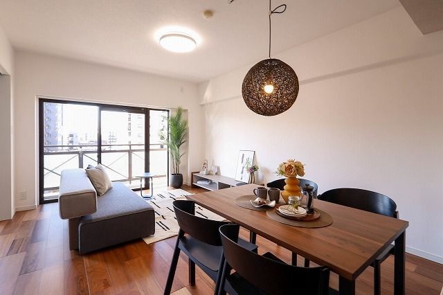 【居間・リビング】 | アンピール百年橋 | 広々とした空間はご家族の団らんの中心に。南西側に面しているため、太陽の明かりを感じることが出来ます