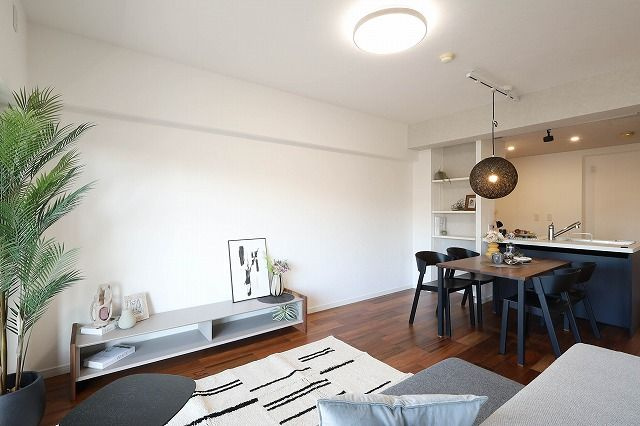 【居間・リビング】 | アンピール百年橋 | リビングは広く落ち着く空間になっており、お好きなレイアウトを楽しめます