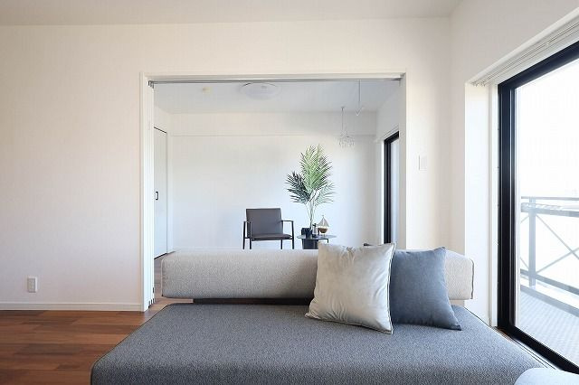 【居間・リビング】 | アンピール百年橋 | LDKは隣りの洋室とつなげて広く使ってもOK。ライフスタイルに合わせて自由に使えます