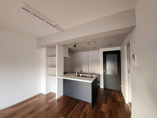 【居間・リビング】 | アンピール百年橋 | 広々としたLDKは家族皆の快適空間です。お食事したりお喋りしたり、家族の絆を育むセントラルスペース