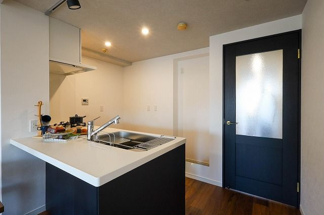 【キッチン】 | アンピール百年橋 | お料理をしながらでもご家族との会話を楽しめる対面キッチンです。リビングを見渡せる作りが人気です