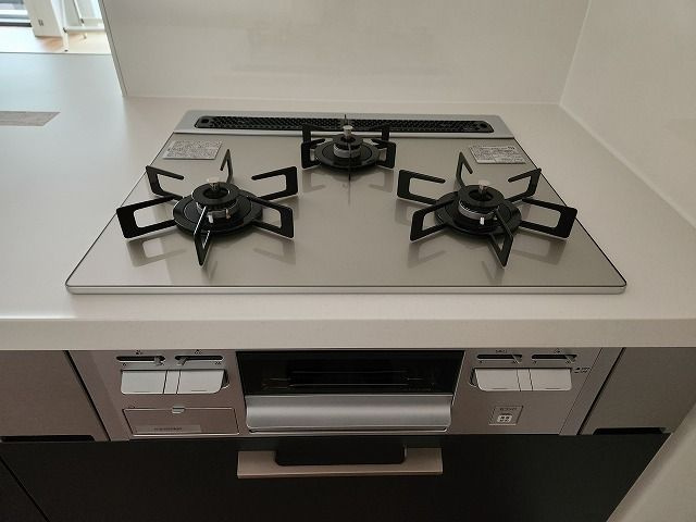 【キッチン】 | アンピール百年橋 | 3口コンロ+グリルで効率的にお料理が進められます