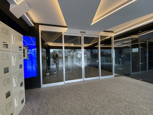 グランシアター高井田のエントランス