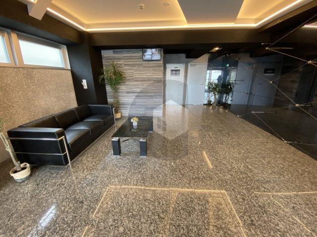 グランシアター高井田のロビー