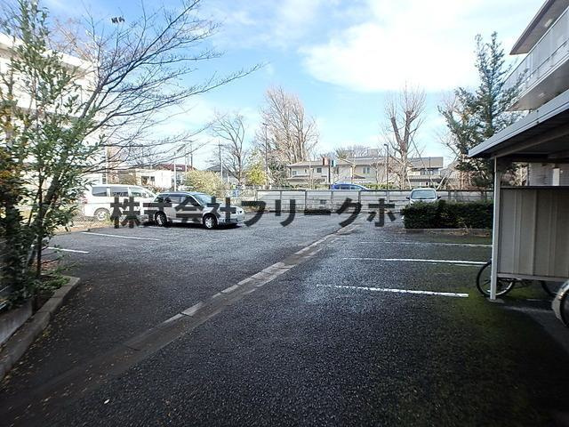三鷹市上連雀１丁目の賃貸マンションの駐車場