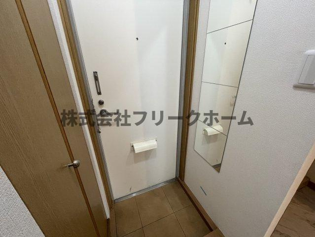 三鷹市上連雀１丁目の賃貸マンションの玄関