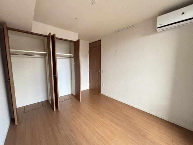 【洋室】 | グランドメゾン西新ステージ | 6.8帖の広々とした洋室は収納スペースがたっぷり！どんなお洒落さんでも安心の大容量収納が自慢です