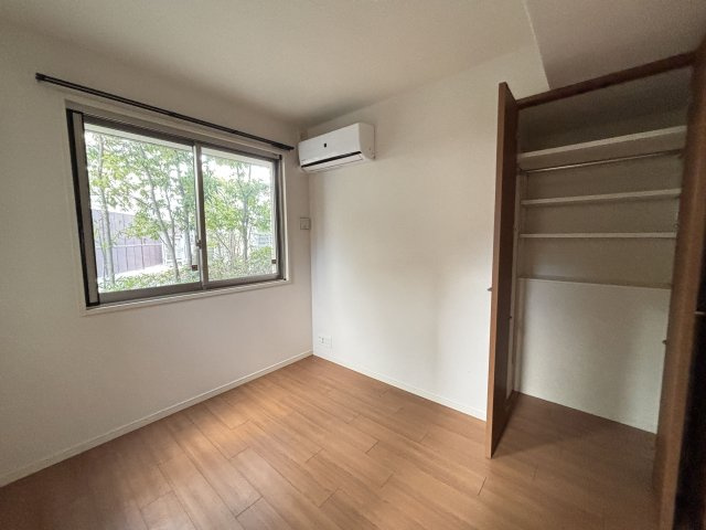 【洋室】 | グランドメゾン西新ステージ | 玄関正面の5帖の洋室。エアコン付きなので入居してすぐから快適に暮らしていただけます
