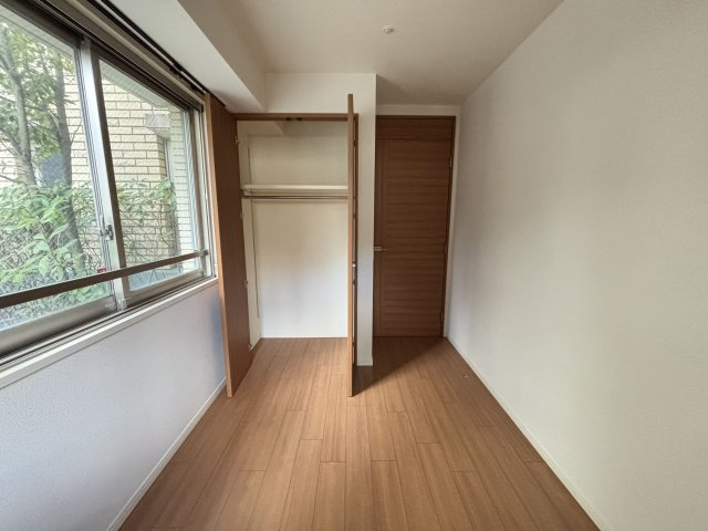 【洋室】 | グランドメゾン西新ステージ | 玄関の真横にある5帖の洋室は2面窓から室内に多く光を取り入れております