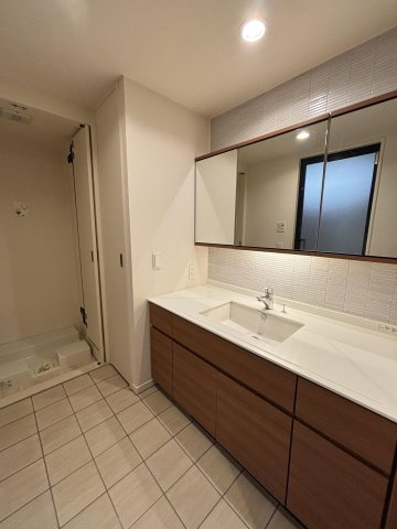 【独立洗面台】 | グランドメゾン西新ステージ | ご家族並んで朝の準備もスムーズにできるワイドなつくりの洗面台。鏡裏収納付きでスッキリ保てます