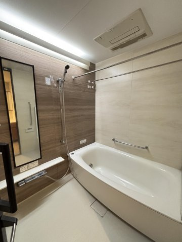 【浴室】 | グランドメゾン西新ステージ | 雨の日でも洗濯に困らない浴室乾燥機、いつでも暖かいお風呂に入れる追い焚き機能付きのバスルーム