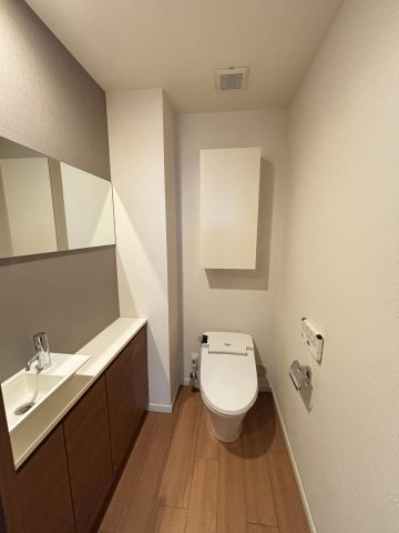 【トイレ】 | グランドメゾン西新ステージ | お掃除がしやすいタンクレストイレ。手洗場下部は収納になっています