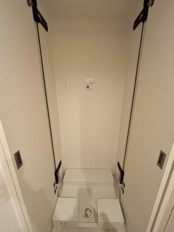 【ランドリースペース】 | グランドメゾン西新ステージ | 洗濯機置き場は嬉しい扉付きで急な来客時でも安心です