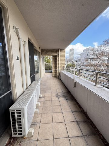 【バルコニー】 | グランドメゾン西新ステージ | 南向きのバルコニーは陽当り良好で、たっぷりのお洗濯物もよく乾きます。屋根付きなのも嬉しいポイント