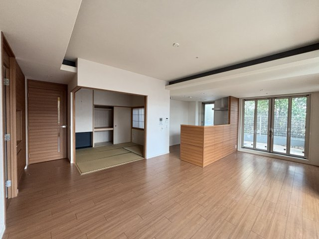 【居間・リビング】 | グランドメゾン西新ステージ | LDKは19帖の広さ！ 南西向き2面採光で明るく風通しも良好です