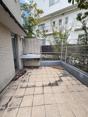 【庭】 | グランドメゾン西新ステージ | バルコニーとそのままつながっているテラスには水栓があるので植物のお手入れもしやすいです