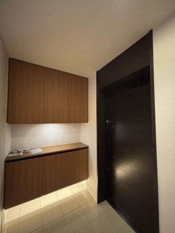 【玄関】 | グランドメゾン西新ステージ | 収納力に優れた玄関でいつでも片付いた状態でお客様を迎えられます