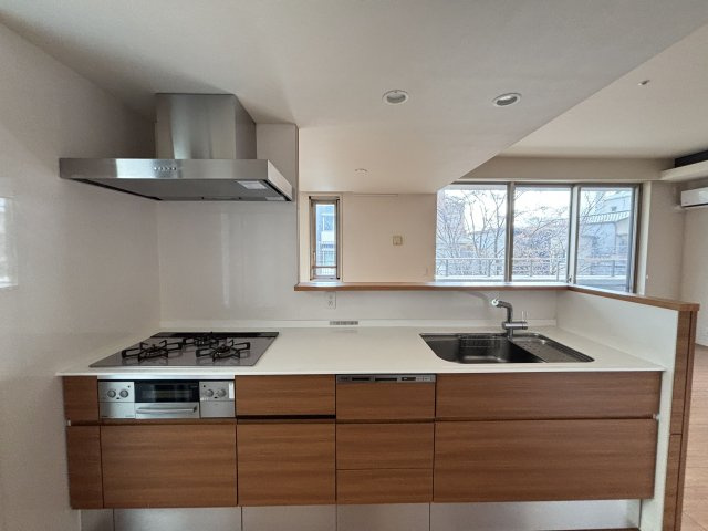 【キッチン】 | グランドメゾン西新ステージ | お料理をしながら会話を楽しめるカウンターキッチンです。リビングを見渡せる造りが人気です