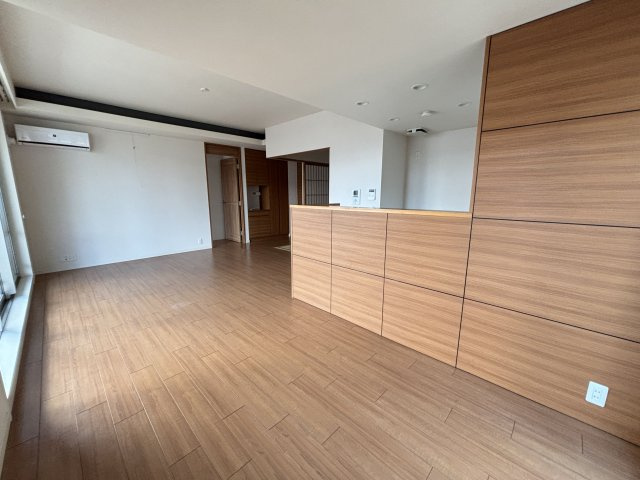 【居間・リビング】 | グランドメゾン西新ステージ | リビングは広く落ち着く空間になっており、お好きなレイアウトを楽しめます