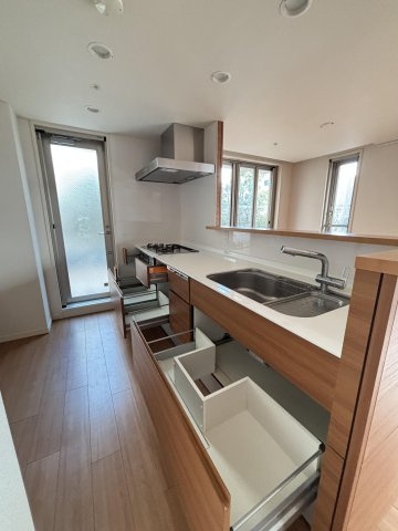 【キッチン】 | グランドメゾン西新ステージ | キッチンは引き出し式収納で、大きなお鍋や調味料も楽々取り出せます