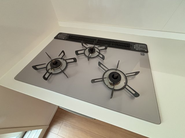 【キッチン】 | グランドメゾン西新ステージ | 3口コンロ+グリルで効率的にお料理が進められます