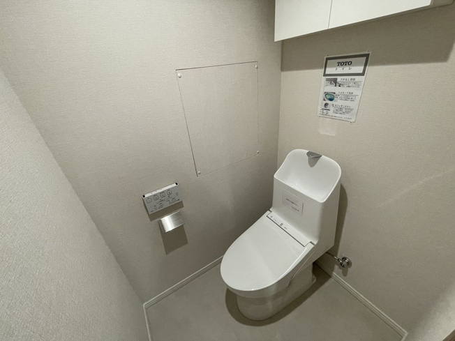【トイレ】 | 赤坂エクセル | 上部に収納があるので消耗品のストックなどをスッキリとしまっておけます
