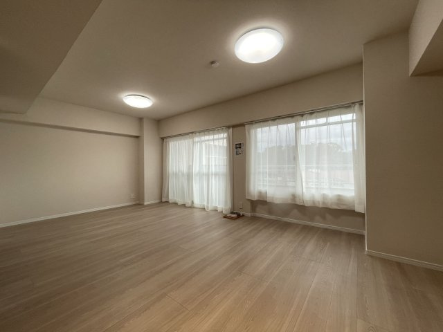 【居間・リビング】 | 赤坂エクセル | 約１９帖のLDKのためお好きなレイアウトを楽しめます。窓が多く室内は明るい空間です