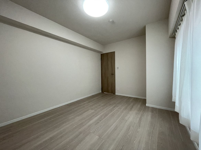 【洋室】 | 赤坂エクセル | 洋室は広々としており充分な収納も設置されているので居住スペースを広く使えます