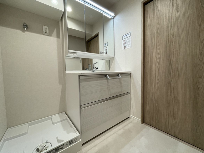 【独立洗面台】 | 赤坂エクセル | 三面鏡裏収納付きの洗面台で、散らかりがちな洗面回りもすっきりと片付きます