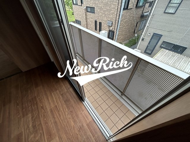 伊勢崎市東小保方町のアパートのバルコニー