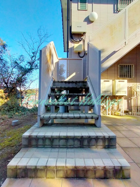 アメニティースマイルのその他共用部分|2階部分へ続く階段♪