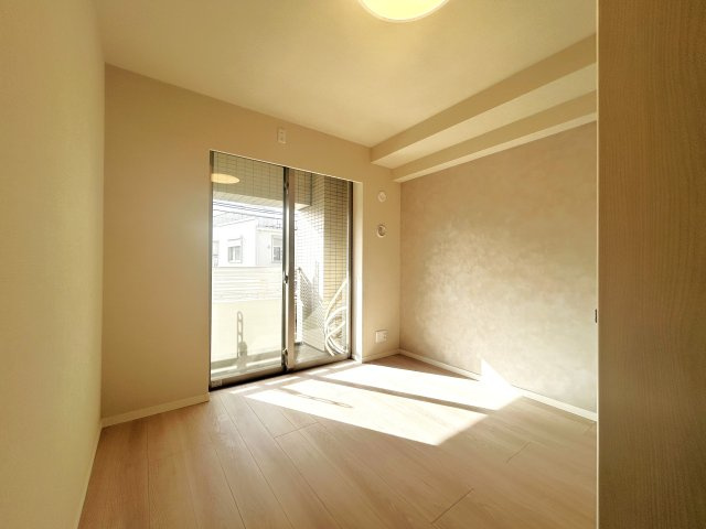 レーベンハイム板橋フィーリアの洋室|バルコニーから陽当たりが差し込みますので、日中は電気など必要ない明るさとなっております。