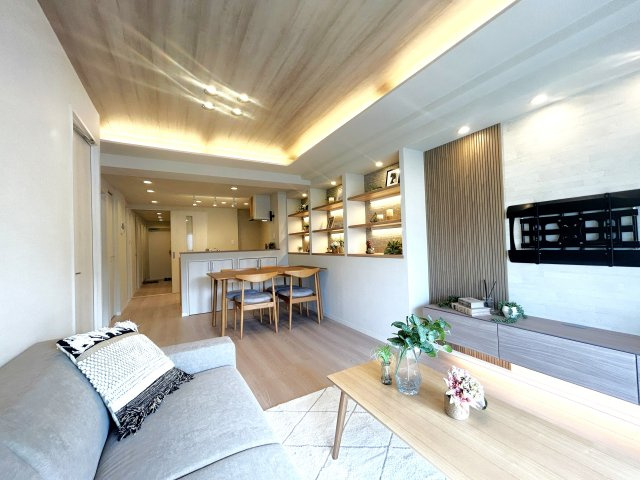 レーベンハイム板橋フィーリアの居間・リビング|～Dining Kitchen～動線が上手く考えられており、きっちりとキッチン、ダイニング、リビングと分けられるお部屋のつくりとなっております。