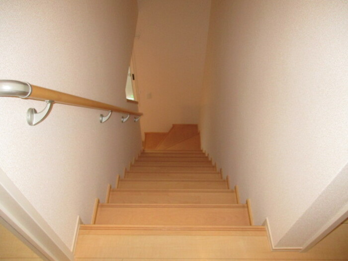 リビングタウン南花島 Ａの玄関|中階段