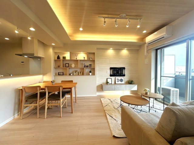 ゼファー中十条アクタージュの居間・リビング|～Dining Kitchen～動線が上手く考えられており、きっちりとキッチン、ダイニング、リビングと分けられるお部屋のつくりとなっております。