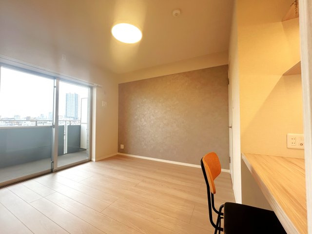 ゼファー中十条アクタージュの寝室|～Bed room～
バルコニーから陽当たりが差し込みますので、日中は電気など必要ない明るさとなっております。