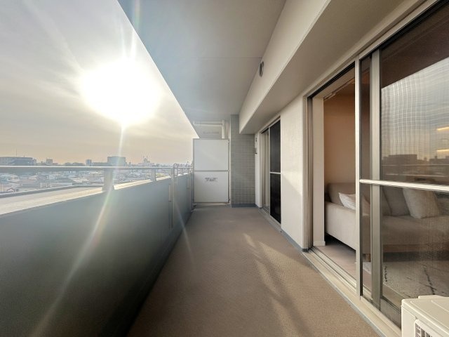 ゼファー中十条アクタージュのバルコニー|テーブルを置いてもゆとりのある幅の広いバルコニー。穏やかな景色を楽しみながらティータイムを楽しむのも至福のひと時ですね。